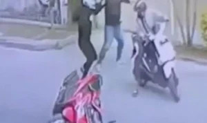 Tangkapan layar video viral, dimana seorang pemuda menghajar dua begal di Cibaduyut Bandung.