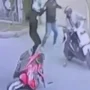 Tangkapan layar video viral, dimana seorang pemuda menghajar dua begal di Cibaduyut Bandung.