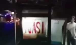 Kondisi gerobak nasi goreng yang dibakar Preman di Cinunuk Bandung pada Selasa (1/8) dini hari. (instagram)