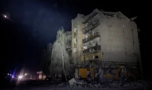 Serangan Rudal Rusia Guncang Hotel PBB di Zaporizhzhia, 1 Orang Tewas Kejadian mengerikan mengguncang kota Zaporizhzhia ketika sebuah rudal Rusia menabrak sebuah hotel pada Kamis malam, 10 Agustus 2023. Dalam serangan tersebut, satu orang tewas dan 16 lainnya mengalami luka-luka. (ANTARA)