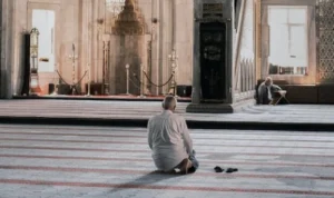 Ilustrasi membaca doa seusai sholat dhuha yang bisa mendatangkan banyak rejeki. (pexels)