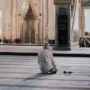 Ilustrasi membaca doa seusai sholat dhuha yang bisa mendatangkan banyak rejeki. (pexels)