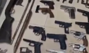 Tangkapan layar video penggerebekan pabrik senpi ilegal di Sumedang.