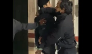 Tangkapan layar video viral dua bocah yang ditangkap warga setelah merampas HP di Cikarang. (instgram @infocikarang)