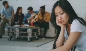 Iluatrasi memiliki teman toxic yang harus segera kamu hindari. (freepik)