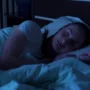 Ilustrasi mematikan lampu saat tidur yang dianjurkan Rosulullah. (freepik)