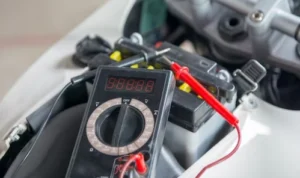 Ilustrasi cara cek aki motor agar selalu bisa bekerja maksimal. (freepik)