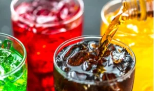 Bahayanya Terlalu Sering Konsumsi Minuman Bersoda Ilustrasi minuman bersoda dengan perisa, yang memiliki rasa manis hingga bahaya untuk penderita diabetes. (freepik)