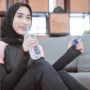 Ilustrasi sunah minum sambil duduk agar tidak mengganggu kesehatan tubuh. (freepik)
