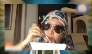 Tangkapan layar video viral seorang wanita mengaku bernama dewi bulan yang mempraktekkan cara makan babi yang halal. (instagram)