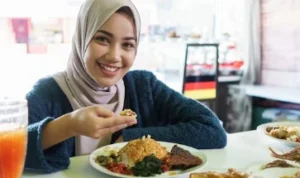 Ilustrasi sunah makan menggunakan tangan kanan yang harus diikuti karena sebagai adab bagi umat Islam. (freepik)