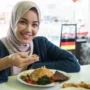 Ilustrasi sunah makan menggunakan tangan kanan yang harus diikuti karena sebagai adab bagi umat Islam. (freepik)