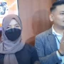 Oklin Fia akhirnya minta maaf kepada masyarakat, usai menjalani pemeriksaan di Mapolres Metro Jakarta Pusat, Kamis (24/8). (Youtube)
