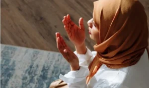 Ilustrasi berdoa di waktu yang mustajab agar lebih cepat doa dikabulkan. (pexels)