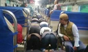 Ilustrasi musafir saat menjalankan shalat didalam kendaraan. (twitter)