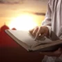 Ilutrasi orang-orang yang doanya selalu cepat dikabulkan oleh Allah. (freepik)