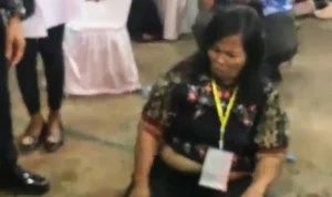 Roida Tampubolon, Ibu-ibu yang nekad siram Jokowi menggunakan air mineral saat diamankan Paspamres, di Gedung Serba Guna, Deli Serdang,minggu 27/8) (tangkapan layar video -Instagram)
