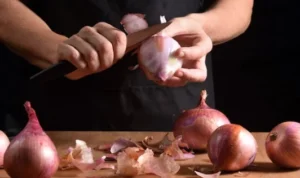 Ilustrasi tips mengupas bawang yang kadang membuat mata pedih dan menangis. (freepik)