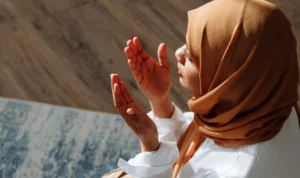 Ilustrasi membaca dzikir sebelum memnabjatkan doa kepada Allah. (pexels)