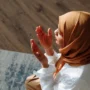 Ilustrasi membaca dzikir sebelum memnabjatkan doa kepada Allah. (pexels)