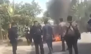 Tangkapan layar video saat aksi polisi diserang dan disekap di Langkat, pada Rabu (2/8) (instagram @faktakamera)