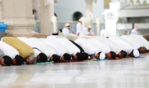 Ilustrasi sholat berjamaah yang bisa menghindari kita untuk telat sholat. (freepik)