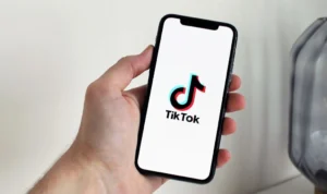 emerintah Kota New York mengambil langkah tegas dengan melarang penggunaan aplikasi TikTok pada perangkat milik pemerintah, dengan alasan utama terkait masalah keamanan.