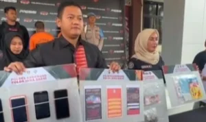 Bandar Judi Togel Online Dibekuk, Keuntungan Perhari Rp3 juta Dengan Pelanggan Terbanyak Ibu-Ibu Jumpa Pers Kasus Judi Togel Online di Karawang. (Tangkapan layar video instagram @satreskrim-polreskarawang)