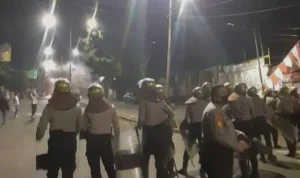 Aliansi Jurnalis Independen (AJI) Kota Bandung dengan tegas mengutuk tindakan brutal yang dilakukan aparat kepolisian dalam insiden bentrokan warga Dago Elos dengan polisi pada Senin, 14 Agustus 2023.