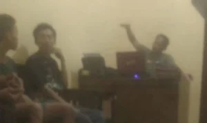 Dua pelajar yang dibegal di Karawang saat melaporkan kejadian yang menimpanya pada polisi. (instagram @karawanginfo-official)