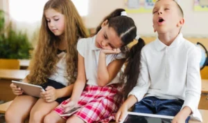 Ilusttrasi pengaruh sosial meda dan game online terhadap anak-anak. (freepik)