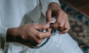 Ilustrasi membaca Dzikir sesudah sholat Magrib mengikuti ajaran Nabi Muhammad. (pexels)