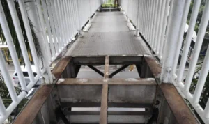 Aksi Pencurian Berulang di JPO Warung Gantung Kalideres, Empat Lempeng Besi Hilang! Dalam insiden yang menghebohkan, empat lempeng besi pada Jembatan Penyeberangan Orang (JPO) Warung Gantung di Jalan Daan Mogot, Semanan, Kalideres, Jakarta Barat, kembali hilang.