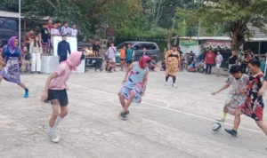Bapak-bapak saat lomba futsal menggunakan daster untuk memeriahkan HUT RI.