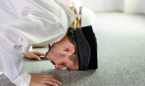 Bukan Hanya di Sujud Terakhir, Doa Setiap Sujud Juga Punya Keutamaan ini Ilustrasi memperbanyak doa saat sujud terakhir sholat. (freepik)