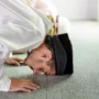 Ilustrasi memperbanyak doa saat sujud terakhir sholat. (freepik)