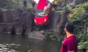 penampakan mobil merah yang terjun dari atas tebing menuju kolam air terjun di India (instagram @bbcnews)