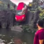 penampakan mobil merah yang terjun dari atas tebing menuju kolam air terjun di India (instagram @bbcnews)