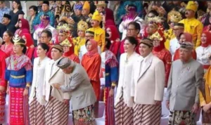 Pak Bas Menjadi Trending Topik Karena Isengi Erick Tohir Saat Upacara