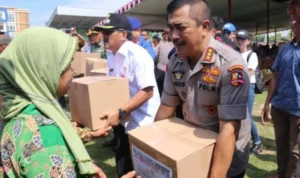 POLRI: Wakapolri Komjen Pol Agus Andrianto, menyerahkan langsung bantuan kepada warga saat kegiatan Bakti Sosial dan Bakti Kesehatan di Blora, Jawa Tengah, Rabu 26 Juli lalu.