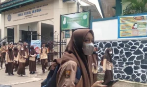 Aktivitas peserta didik Yayasan Pendidikan SMA Bina Muda di Kecamatan Cicalengka, Kabupaten Bandung sepulang sekolah. (Yanuar/Jabar Ekspres)