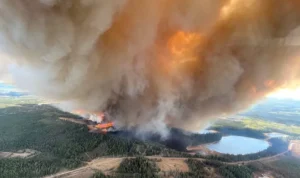 Kota Osoyoos dan sekitarnya di provinsi British Columbia, Kanada, menghadapi situasi genting akibat kebakaran hutan yang tak terkendali.