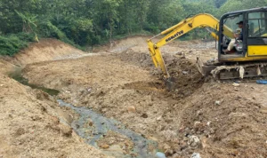 Alur sungai Ciganas yang baru dialihkan berjauhan dari lokasi TPA Sarimukti.