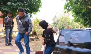 Ayah kandung berinisial E (34) aniaya anak balita di resmi ditetapkan sebagai tersangka dan ditahan di Mapolres Sukabumi. ANTARA/Aditya Rohman.
