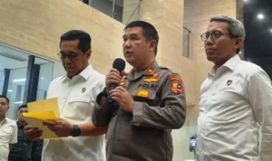 Panji Gumilang Resmi Ditetapkan Tersangka Penistaan Agama, Bareskrim Polri: Belum Ada Surat Penahanan Direktur Tindak Pidana Umum (Dirtipidum) Bareskrim Polri Brigjen Pol. Djuhamdhani Rahardjo Puro menegaskan bahwa saat ini belum ada surat penahanan untuk pimpinan Ponpes Al Zaytun, Panji Gumilang. ANTARA/Laily Rahmawaty.