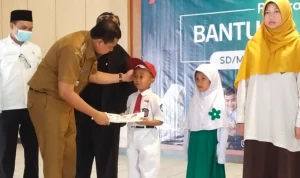 2500 Siswa dan Siswi se-Kabupaten Sumedang Dapat Bantuan dari Baznas Baznas memberikan bantuan ke 2500 Siswa dan Siswi se-Kabupaten Sumedang, Jawa Barat pada Senin, 28 Agustus 2023. Jabar Ekspres/Dedi Suhandi.