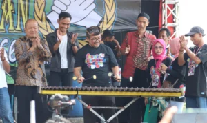 Resmikan Paguyuban Angklung Brother Kentongan, Bupati Imron: Teruslah Kembangkan Seni Budaya Kabupaten Cirebon Bupati Cirebon Imron memainkan alat musik tradisional. (Dok Humas Pemkab Cirebon)