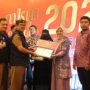 Bupati Cirebon Imron, memberikan award kepada UMKM Kabupaten Cirebon. Humas Diskominfo Kab. Cirebon.