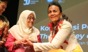 50 Tahun Berkarya di Industri Film, Christine Hakim Sujud di Kaki Sang Ibu