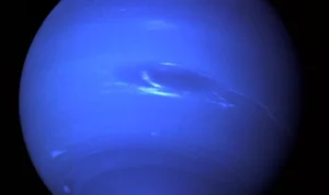 Jadi, di dalam tata surya kita ada 8 planet yang nggak kira-kira, teman-teman! Ternyata, buat nyampe ke planet terakhir, Neptunus, butuh waktu bertahun-tahun, loh.